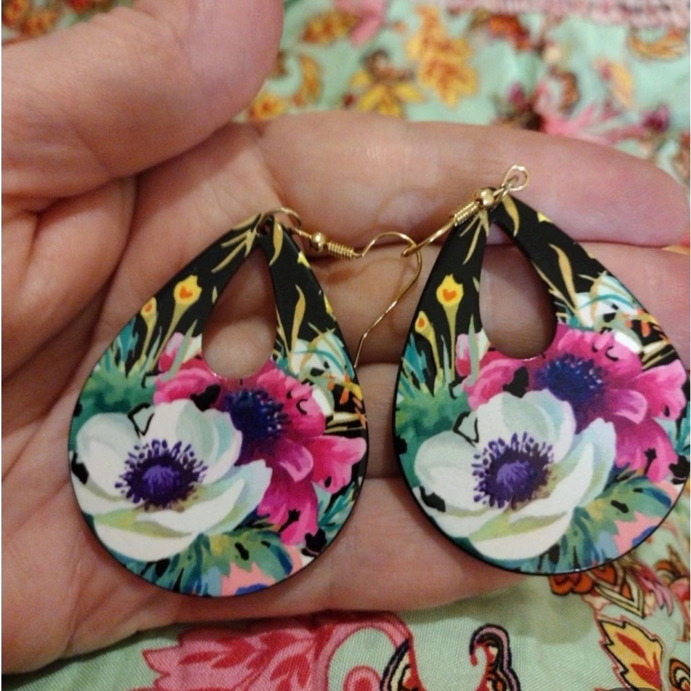 New Artisan Handmade Tropical Paradise Hand Painted Hawaii Floral Gold Earrings - Picture 9 of 16